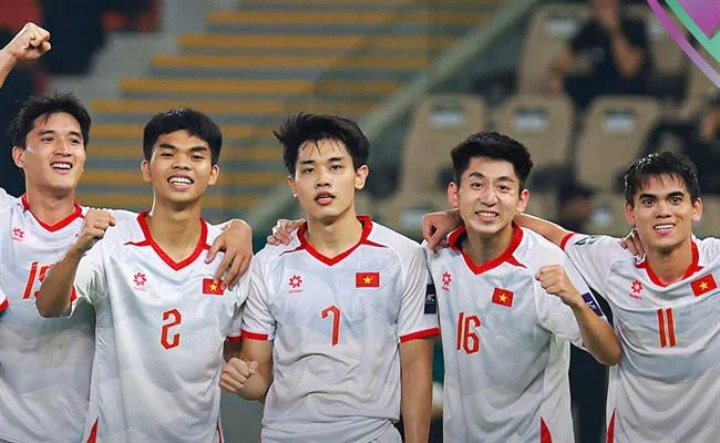 Trận đấu bóng đá sôi động tại sân vận động